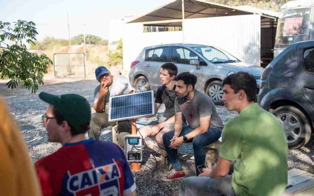 Jóvenes Innovadores: en el predio Piedras Blancas, emprendedores construyen sus propios postes solares